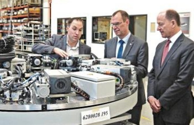 Produktionsleiter Sebastian Kuhn, Oberbürgermeister Frank Schneider, Elumatec-Vorstand Frank R. Keller (von links). Foto: p
