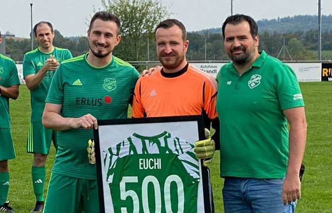 Fußball, Saison 2024/2025, Männer, Kreisliga B6: SV Iptingen ehrt Torwart Marco Euchenhofer (Zweiter von rechts) für 500 Spiele mit Trikot usw., Heimspiel gegen Wiernsheim II endet zur Feier des Tages 12:0