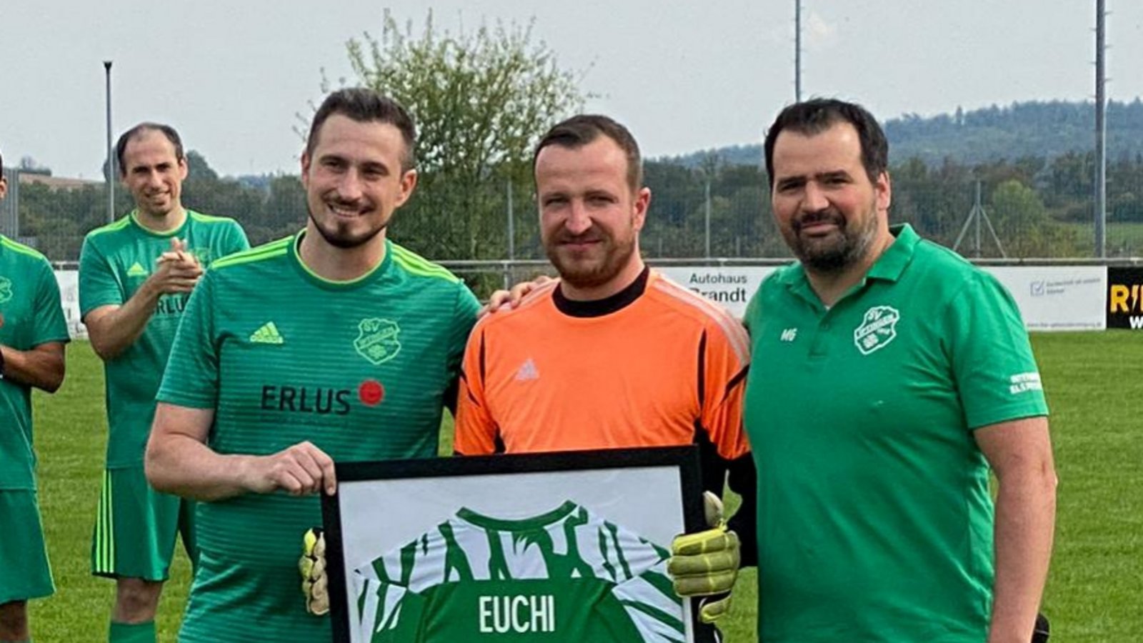 Fußball, Saison 2024/2025, Männer, Kreisliga B6: SV Iptingen ehrt Torwart Marco Euchenhofer (Zweiter von rechts) für 500 Spiele mit Trikot usw., Heimspiel gegen Wiernsheim II endet zur Feier des Tages 12:0