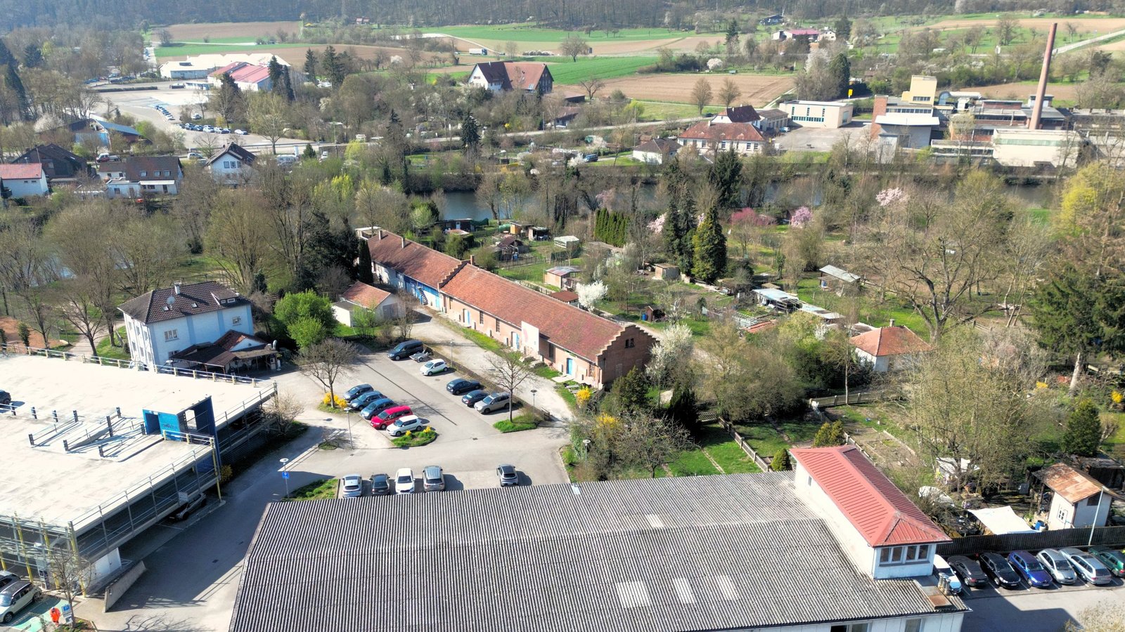 Der Vaihinger Gemeinderat spricht sich klar dafür aus, das Enßle-Gebäude (Vordergrund) vor der Gartenschau 2029 abzureißen, um einen einladenden Eingangsbereich zu schaffen. Foto: Küppers