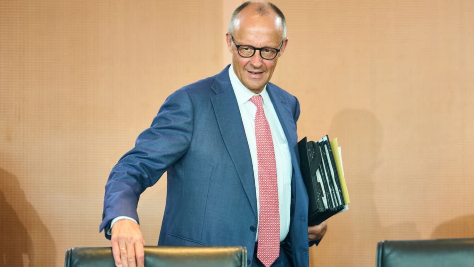 Der oberste Manager der Republik? Bundeskanzler Friedrich Merz (CDU) kommt zu einer Sitzung des Kabinetts.Michael Kappeler/dpa Der oberste Manager der Republik? Bundeskanzler Friedrich Merz (CDU) kommt zu einer Sitzung des Kabinetts.Michael Kappeler/dpa