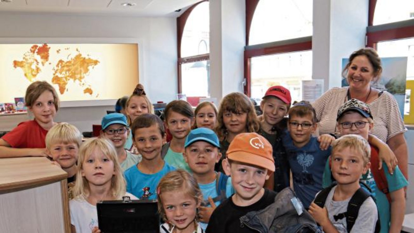Schatzsuche im VKZ-Reisebüro: Horst ist nach Spanien abgehauen und hat im Reisebüro den Schlüssel für die Schatzkiste dagelassen. Beim Ferienprogramm der Stadt Vaihingen konnten die Schatzjäger mit Birgit Hertfelder anschließend die Schatzkiste beim Theater Dimbeldu öffnen. Was drin war? Vielleicht was Leckeres ... Foto: Rücker Schatzsuche im VKZ-Reisebüro: Horst ist nach Spanien abgehauen und hat im Reisebüro den Schlüssel für die Schatzkiste dagelassen. Beim Ferienprogramm der Stadt Vaihingen konnten die Schatzjäger mit Birgit Hertfelder anschließend die Schatzkiste beim Theater Dimbeldu öffnen. Was drin war? Vielleicht was Leckeres ... Foto: Rücker