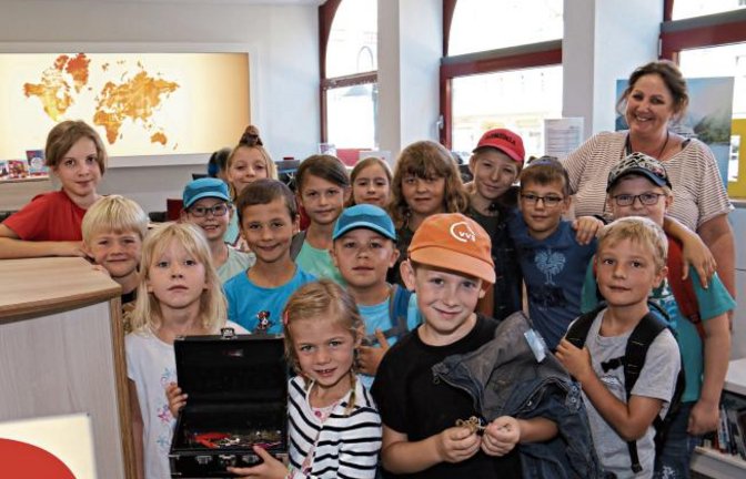 Schatzsuche im VKZ-Reisebüro: Horst ist nach Spanien abgehauen und hat im Reisebüro den Schlüssel für die Schatzkiste dagelassen. Beim Ferienprogramm der Stadt Vaihingen konnten die Schatzjäger mit Birgit Hertfelder anschließend die Schatzkiste beim Theater Dimbeldu öffnen. Was drin war? Vielleicht was Leckeres ... Foto: Rücker