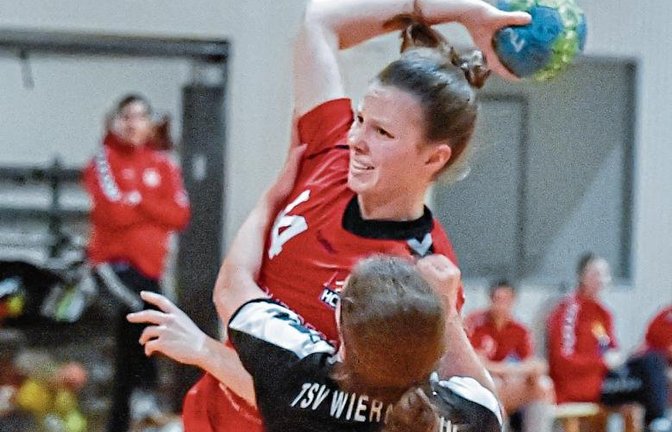 Sarah Bajer (hinten) setzt sich gegen Wiernsheims Ines Braun durch, die noch versucht, die HCME-Rückraumspielerin festzumachen. Foto: Leitner