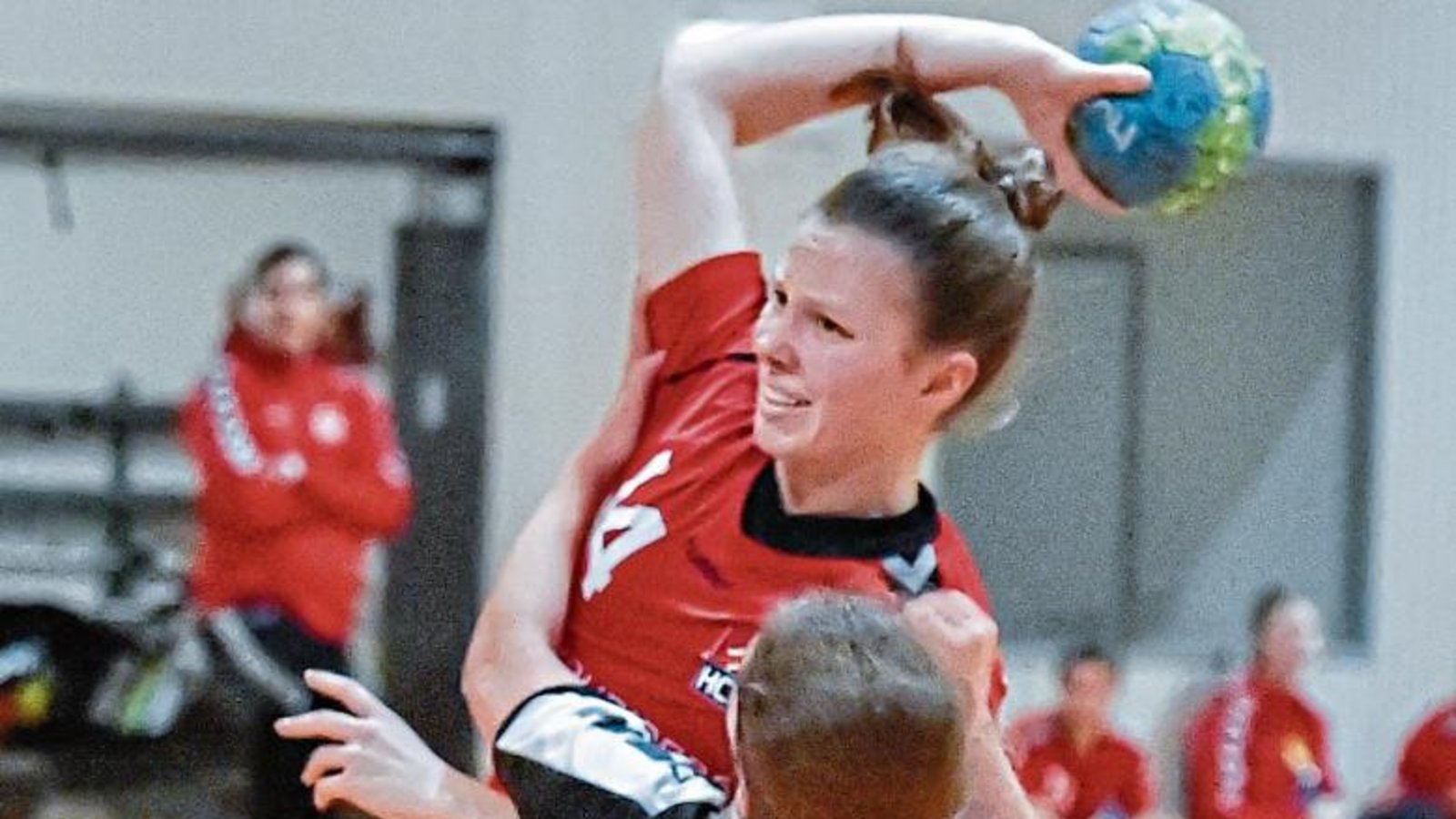 Sarah Bajer (hinten) setzt sich gegen Wiernsheims Ines Braun durch, die noch versucht, die HCME-Rückraumspielerin festzumachen. Foto: Leitner