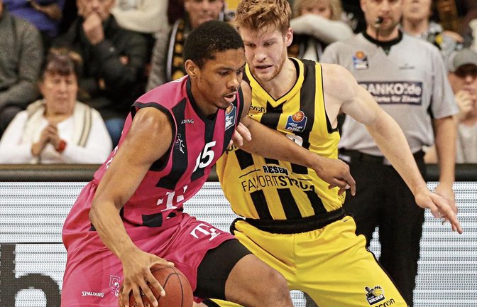 Malcolm Hill (links) hat sein Potenzial bereits in der vergangenen Saison in Bonn unter anderem gegen Thomas Walkup (rechts) und die MHP Riesen Ludwigsburg angedeutet. Foto: Baumann