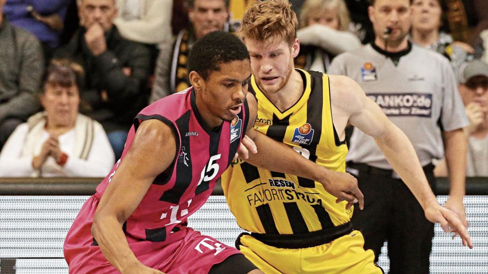 Malcolm Hill (links) hat sein Potenzial bereits in der vergangenen Saison in Bonn unter anderem gegen Thomas Walkup (rechts) und die MHP Riesen Ludwigsburg angedeutet. Foto: Baumann Malcolm Hill (links) hat sein Potenzial bereits in der vergangenen Saison in Bonn unter anderem gegen Thomas Walkup (rechts) und die MHP Riesen Ludwigsburg angedeutet. Foto: Baumann