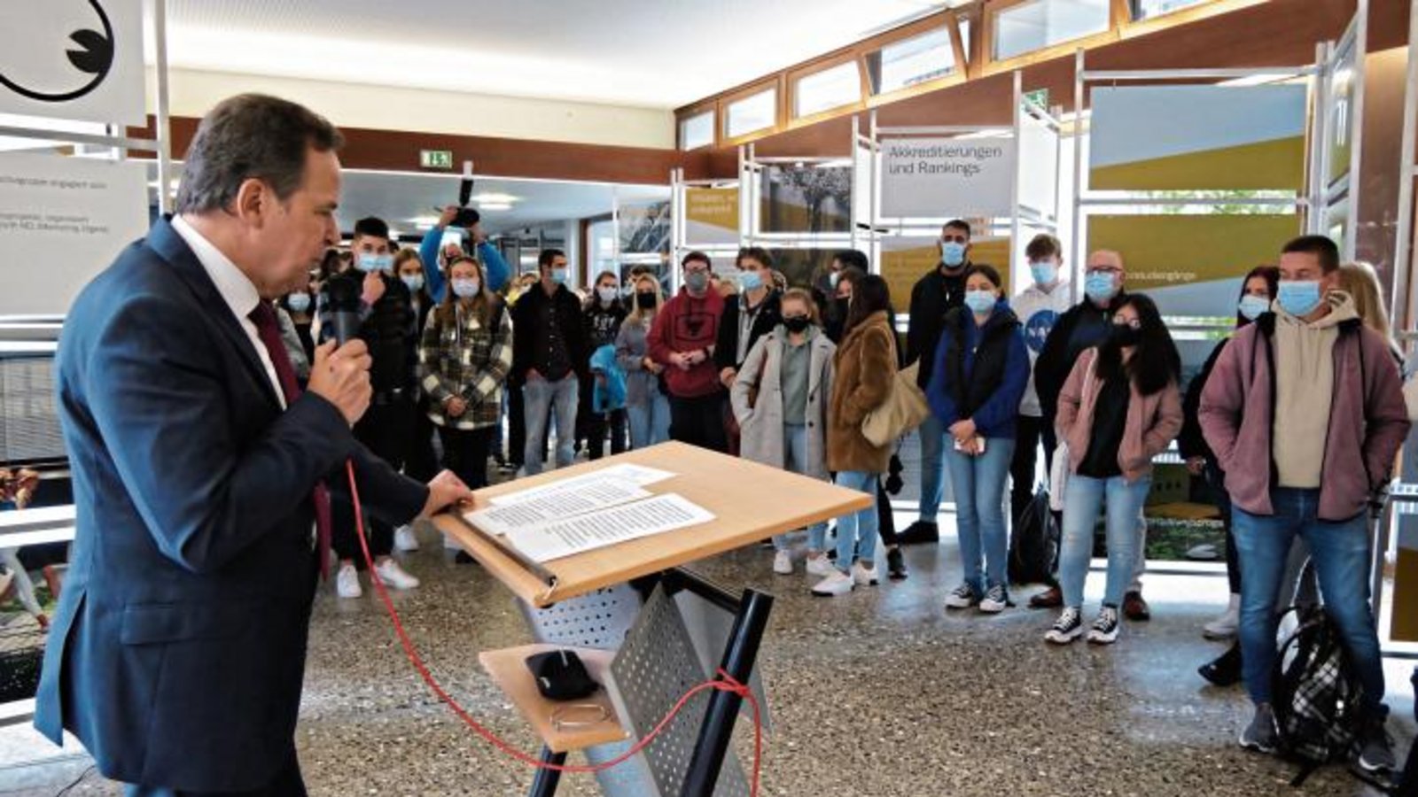 Rektor Ulrich Jautz freut sich darüber, dass der Campus bei der Begrüßung der Erstsemester endlich wieder mit Leben gefüllt ist. Foto: Friedrich Rektor Ulrich Jautz freut sich darüber, dass der Campus bei der Begrüßung der Erstsemester endlich wieder mit Leben gefüllt ist. Foto: Friedrich