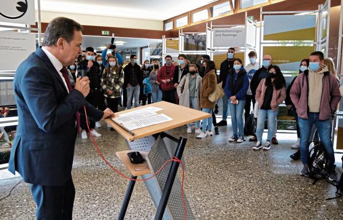 Rektor Ulrich Jautz freut sich darüber, dass der Campus bei der Begrüßung der Erstsemester endlich wieder mit Leben gefüllt ist.  Foto: Friedrich