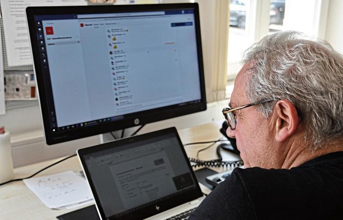 Schulleiter Reinhart Gronbach bei der ersten digitalen Gesamtlehrekonferenz im intensiven Austausch mit seinem Kollegium. Aussetzer Fehlanzeige – soweit bekannt. Foto: p