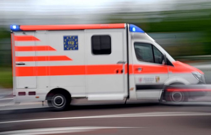 Ein 42-Jähriger muss nach einem Überschlag mit einem Buggy bei Alfdorf in eine Klinik gebracht werden (Symbolbild).<span class='image-autor'>dpa-Zentralbild</span>
