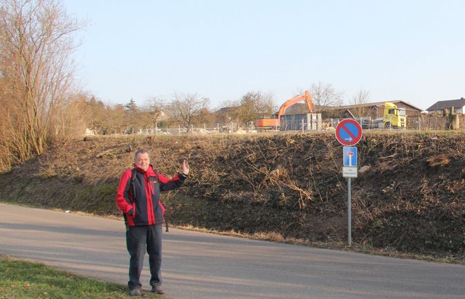 Umweltschützer Helmut Mager zeigt einen der Bereiche, die für Tiefgarageneinfahrten des neuen Baugebiets Leimengrube gerodet wurden. Sein Vorwurf: zu viele Gehölze fielen weg. <span class='image-autor'>Fotos: Rieger</span>