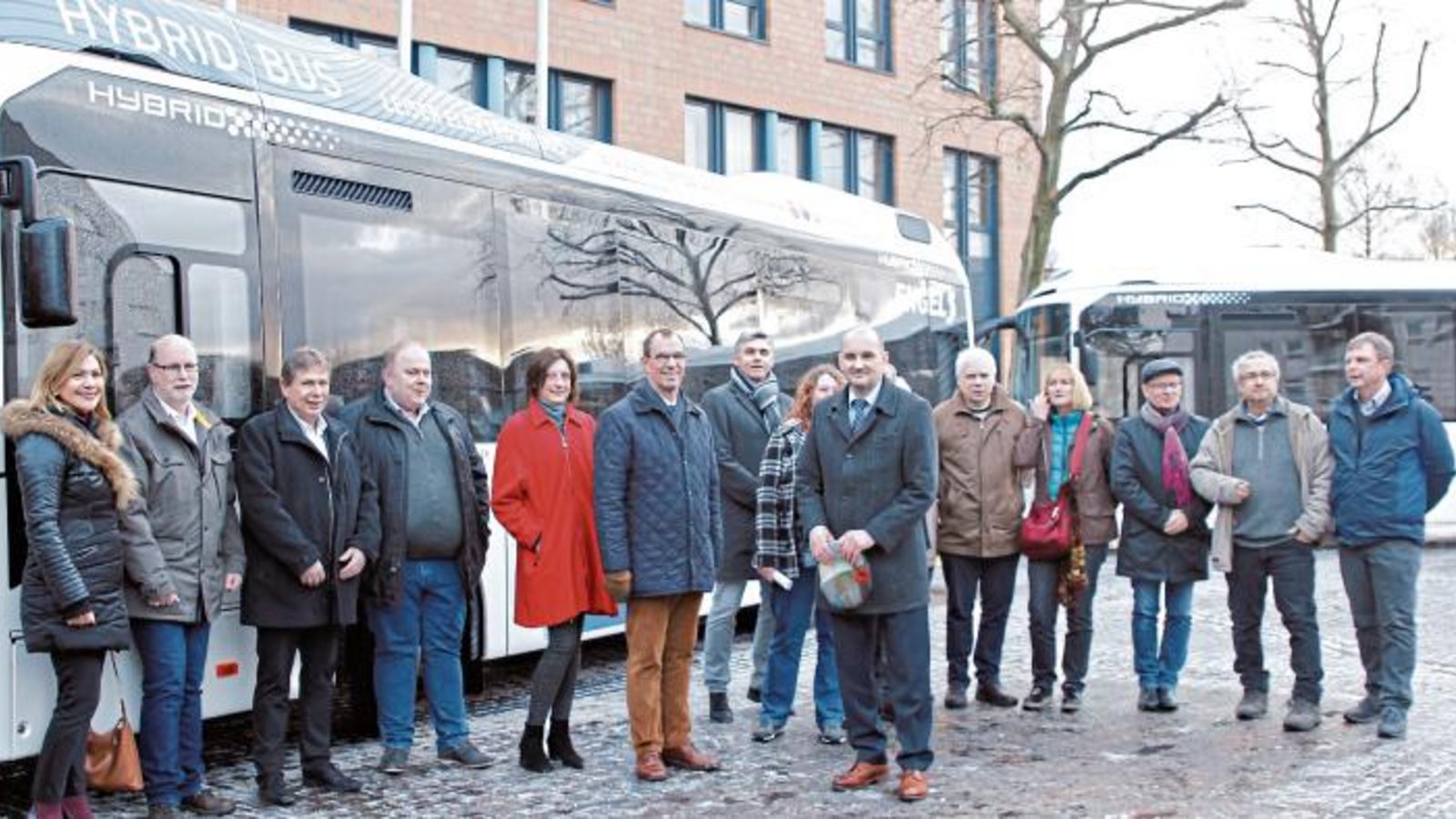Am Dienstag erfolgte die offizielle Inbetriebnahme des Hybrid-Busverkehrs im Stadtbusbetrieb in Mühlacker. Darüber freuten sich zahlreiche Vertreter von Stadtverwaltung und Stadtwerken, Gemeinde- und Aufsichtsrat sowie des Omnibusunternehmens Engel. Foto: Kollros Am Dienstag erfolgte die offizielle Inbetriebnahme des Hybrid-Busverkehrs im Stadtbusbetrieb in Mühlacker. Darüber freuten sich zahlreiche Vertreter von Stadtverwaltung und Stadtwerken, Gemeinde- und Aufsichtsrat sowie des Omnibusunternehmens Engel. Foto: Kollros