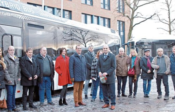 Am Dienstag erfolgte die offizielle Inbetriebnahme des Hybrid-Busverkehrs im Stadtbusbetrieb in Mühlacker. Darüber freuten sich zahlreiche Vertreter von Stadtverwaltung und Stadtwerken, Gemeinde- und Aufsichtsrat sowie des Omnibusunternehmens Engel.  Foto: Kollros