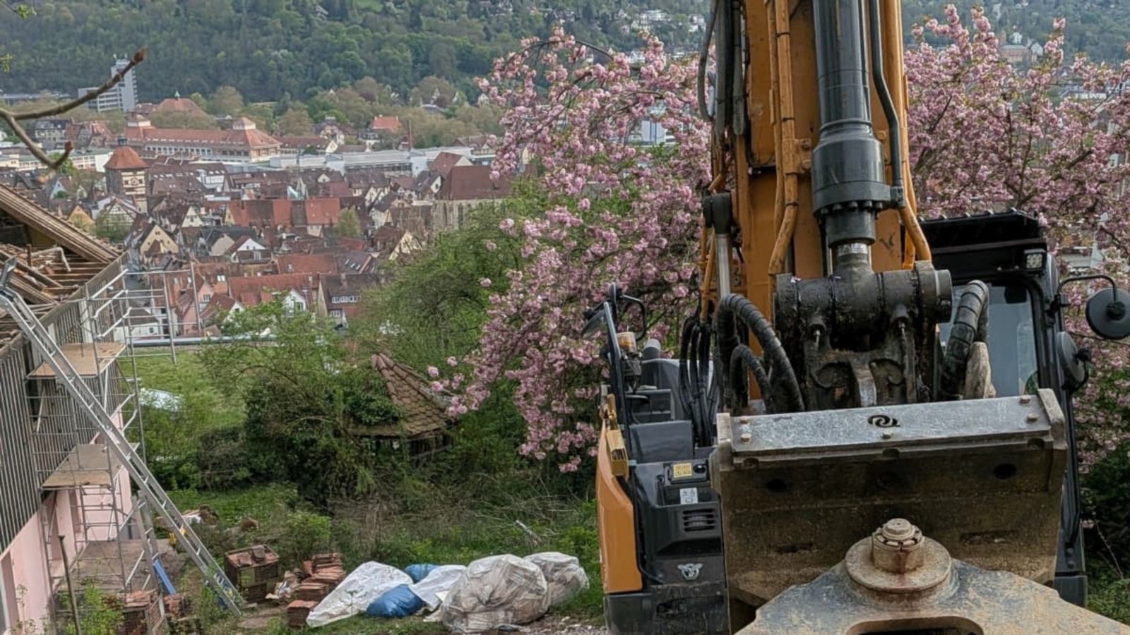 Immer wieder rollen Bagger an, um stadtbildprägende Häuser in Esslingen abzureißen – das kritisiert eine Bürgerinitiative.privat Immer wieder rollen Bagger an, um stadtbildprägende Häuser in Esslingen abzureißen – das kritisiert eine Bürgerinitiative.privat