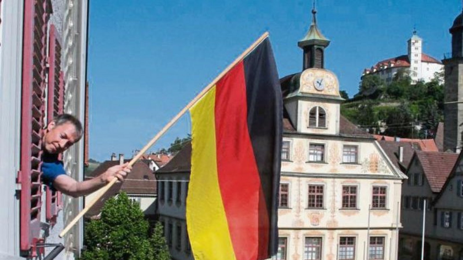 Morgen startet die deutsche Nationalmannschaft in die Fußball-Europameisterschaft. Redakteur Ralph Küppers hängt schon mal die Fahne raus. Foto: Rostek Morgen startet die deutsche Nationalmannschaft in die Fußball-Europameisterschaft. Redakteur Ralph Küppers hängt schon mal die Fahne raus. Foto: Rostek