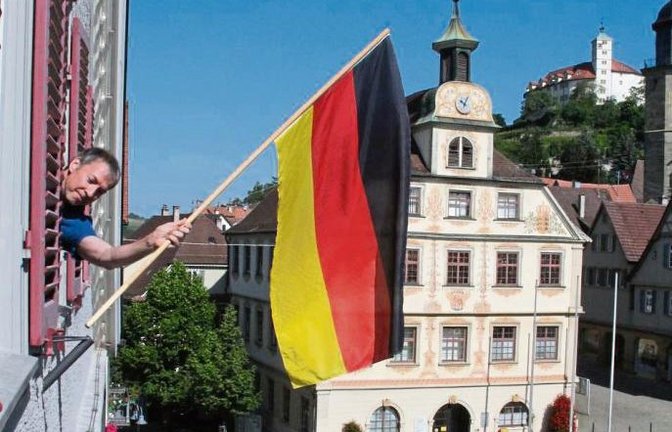 Morgen startet die deutsche Nationalmannschaft in die Fußball-Europameisterschaft. Redakteur Ralph Küppers hängt schon mal die Fahne raus.  Foto: Rostek