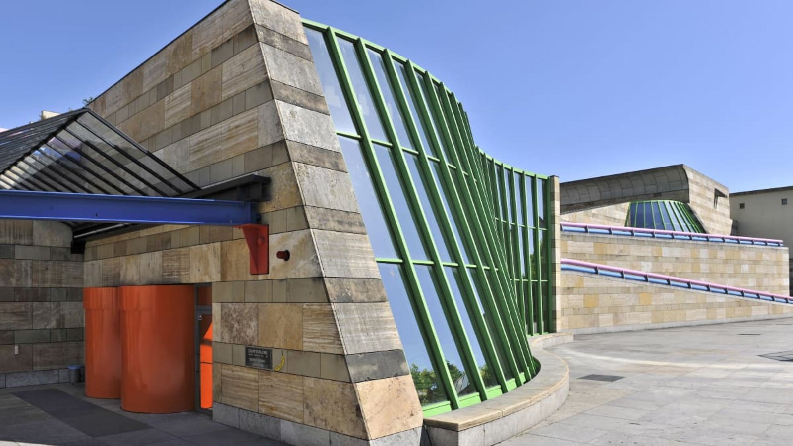 Architekturjuwel: Stirlingbau der Staatsgalerie Stuttgart. 1984 als Neue Staatsgalerie eröffnet, soll er von 2027 an generalsaniert werden. Wie das geht? Wir fragen nach - am 4. November in unserer Veranstaltungsreihe „Mittendrin“. Sie können dabei sein.Staatsgalerie Stuttgart
