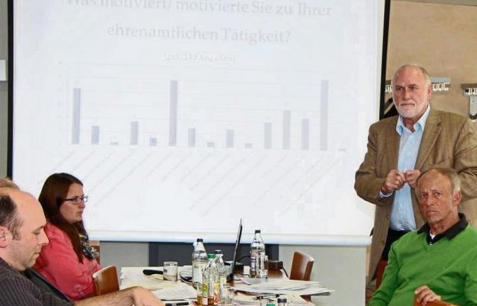 Referent Daferner (stehend) stieß mit seinem Erfahrungen zum Thema bürgerschaftliches Engagement in Oberriexingen auf offene Ohren.