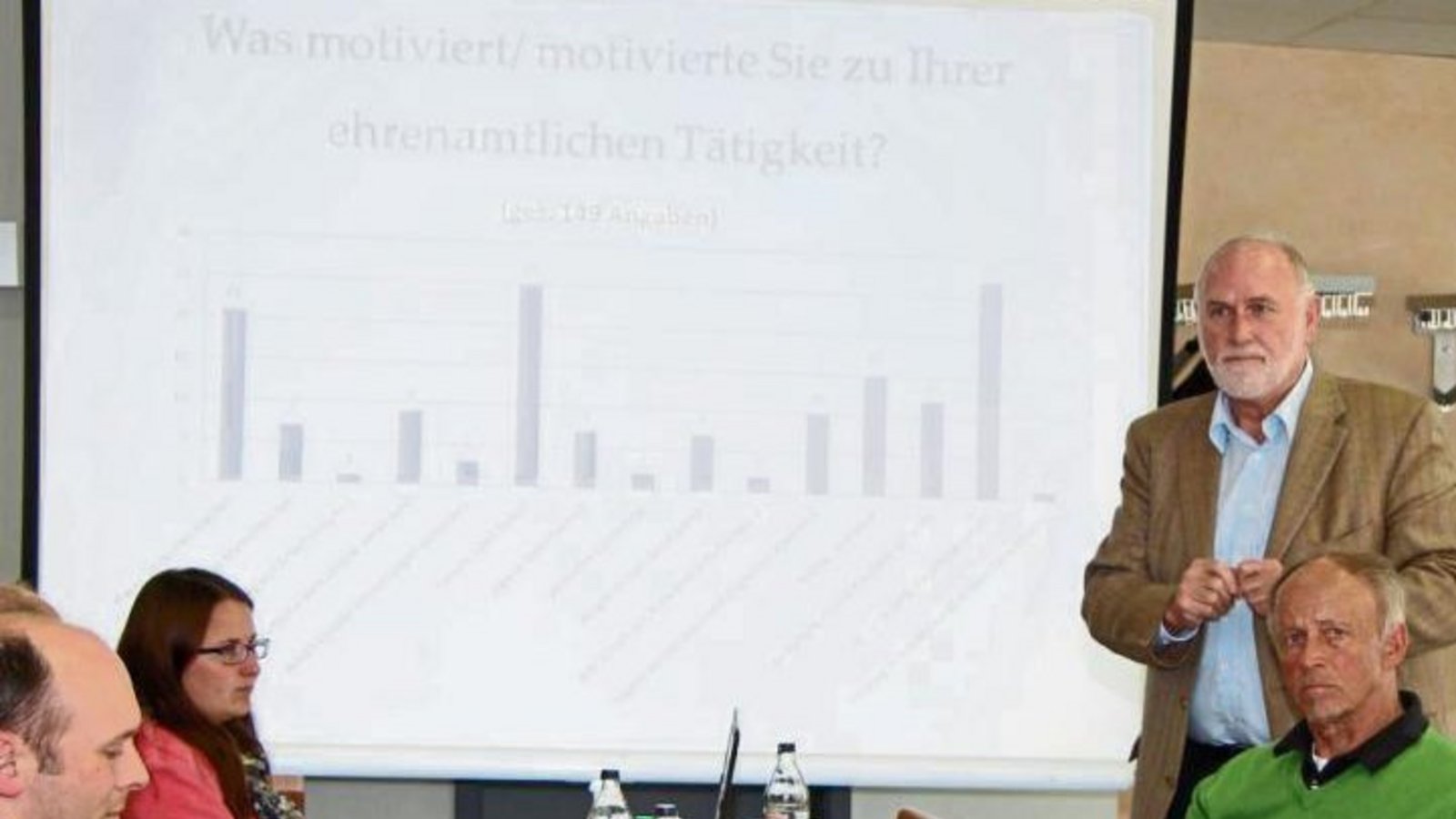 Referent Daferner (stehend) stieß mit seinem Erfahrungen zum Thema bürgerschaftliches Engagement in Oberriexingen auf offene Ohren.