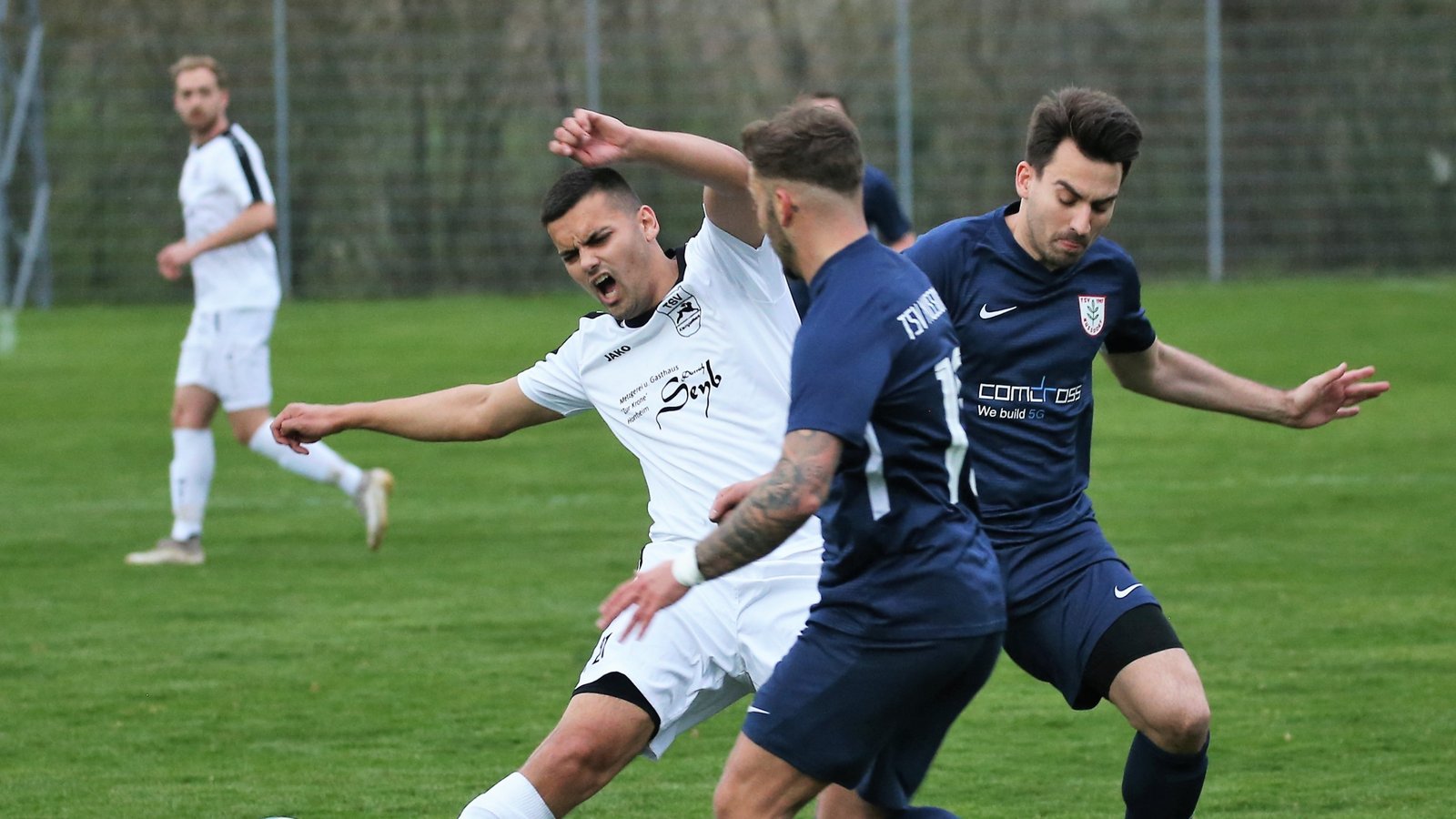 Der TSV Kleinglattbach (in weiß Dominik Bahmer) hat gegen den unangefochtenen Tabellenführer mit 3:2 gewonnen. Foto: Küppers Der TSV Kleinglattbach (in weiß Dominik Bahmer) hat gegen den unangefochtenen Tabellenführer mit 3:2 gewonnen. Foto: Küppers