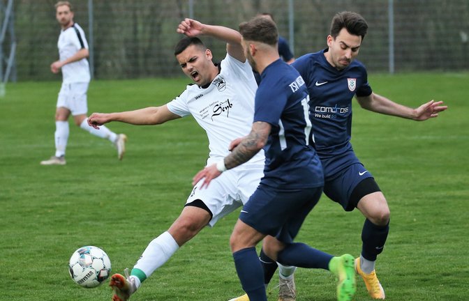 Der TSV Kleinglattbach (in weiß Dominik Bahmer) hat gegen den unangefochtenen Tabellenführer mit 3:2 gewonnen. <span class='image-autor'>Foto: Küppers</span>