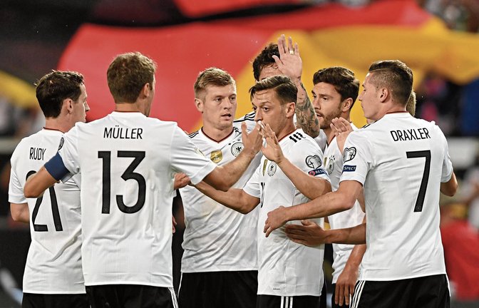 Sebastian Rudy, Thomas Müller, Toni Kroos, Mesut Özil, Jonas Hector und Julian Sraxler (von links) hoffen, auch in Russland möglichst oft jubeln zu können. Foto: ddp