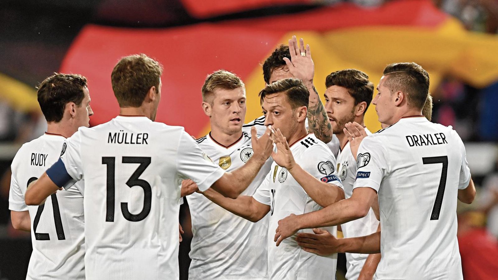 Sebastian Rudy, Thomas Müller, Toni Kroos, Mesut Özil, Jonas Hector und Julian Sraxler (von links) hoffen, auch in Russland möglichst oft jubeln zu können. Foto: ddp