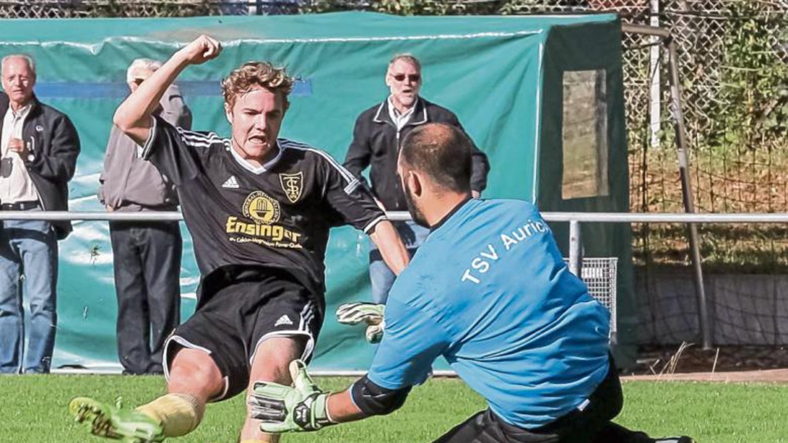 Auf Spielertypen wie Dominik Urbani (links) setzt Ensingens Trainer Siegfried Blum in der Offensive: schnell, wendig und torgefährlich. Foto: Simecek