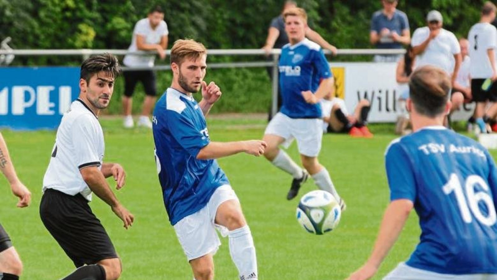 Der TSV Aurich mit Philipp Bielesch (Mitte) hat in den ersten fünf Spielen der Saison schon wieder 17 Gegentore eingefangen, arbeitet aber an seiner Defensivleistung. Foto: Nachreiner