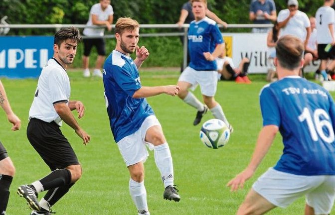 Der TSV Aurich mit Philipp Bielesch (Mitte) hat in den ersten fünf Spielen der Saison schon wieder 17 Gegentore eingefangen, arbeitet aber an seiner Defensivleistung. Foto: Nachreiner