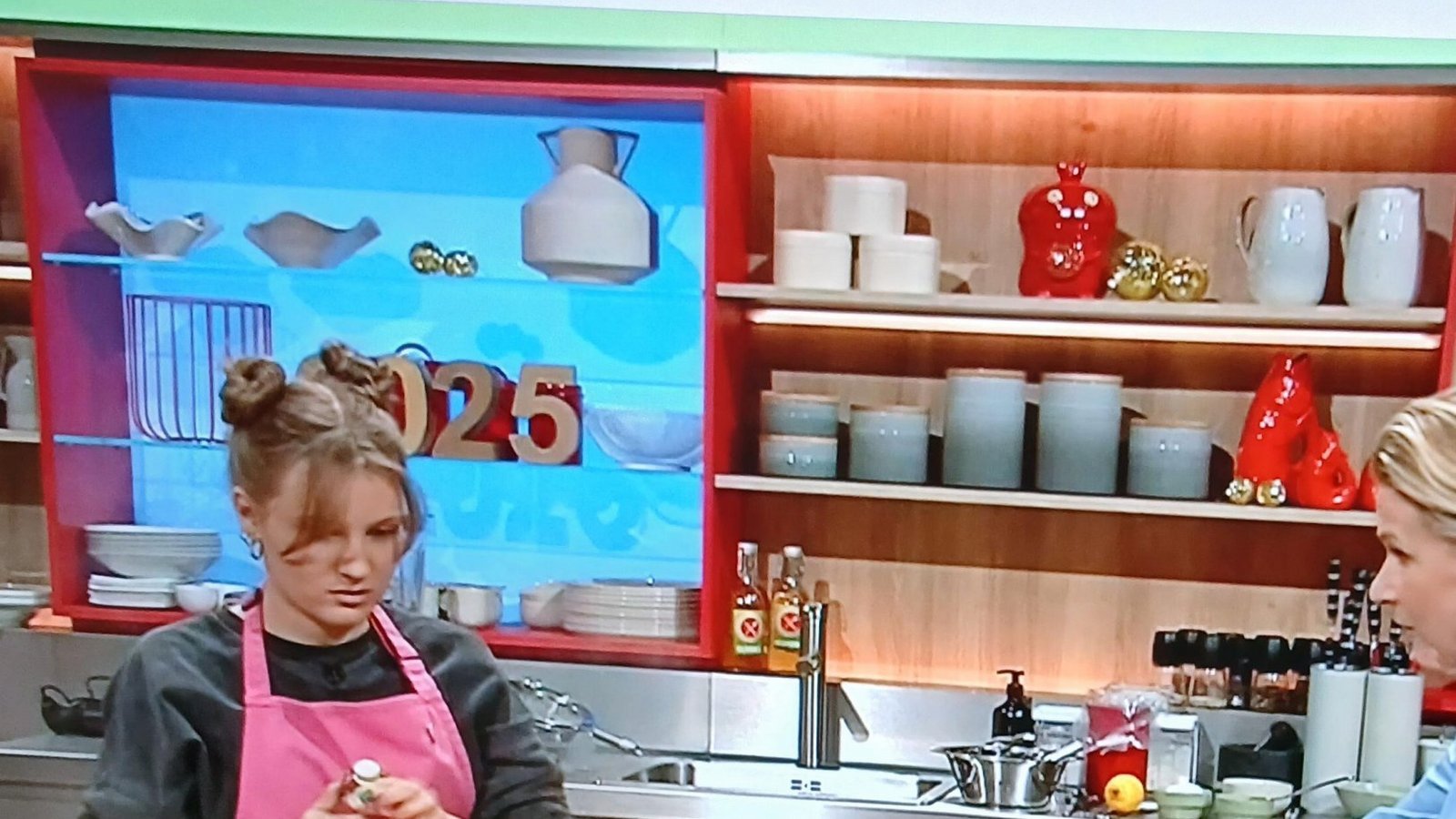 Lisa Marie Burger (links) kreiert in der TV-Show „Das Küchenduell“ aus vorgegebenen Zutaten ein Tortellini-Gericht. Screenshot: Müller Lisa Marie Burger (links) kreiert in der TV-Show „Das Küchenduell“ aus vorgegebenen Zutaten ein Tortellini-Gericht. Screenshot: Müller