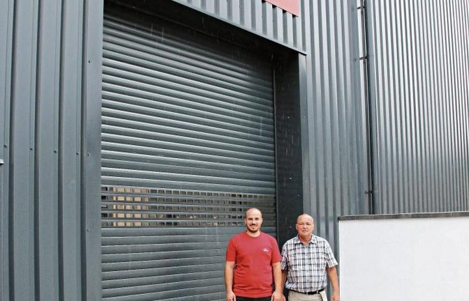 Zum 40-jährigen Betriebsjubiläum gibt es die Übergabe der Geschäftsführung: Harry Geier (rechts) und Christian Geier. Foto: Bögel