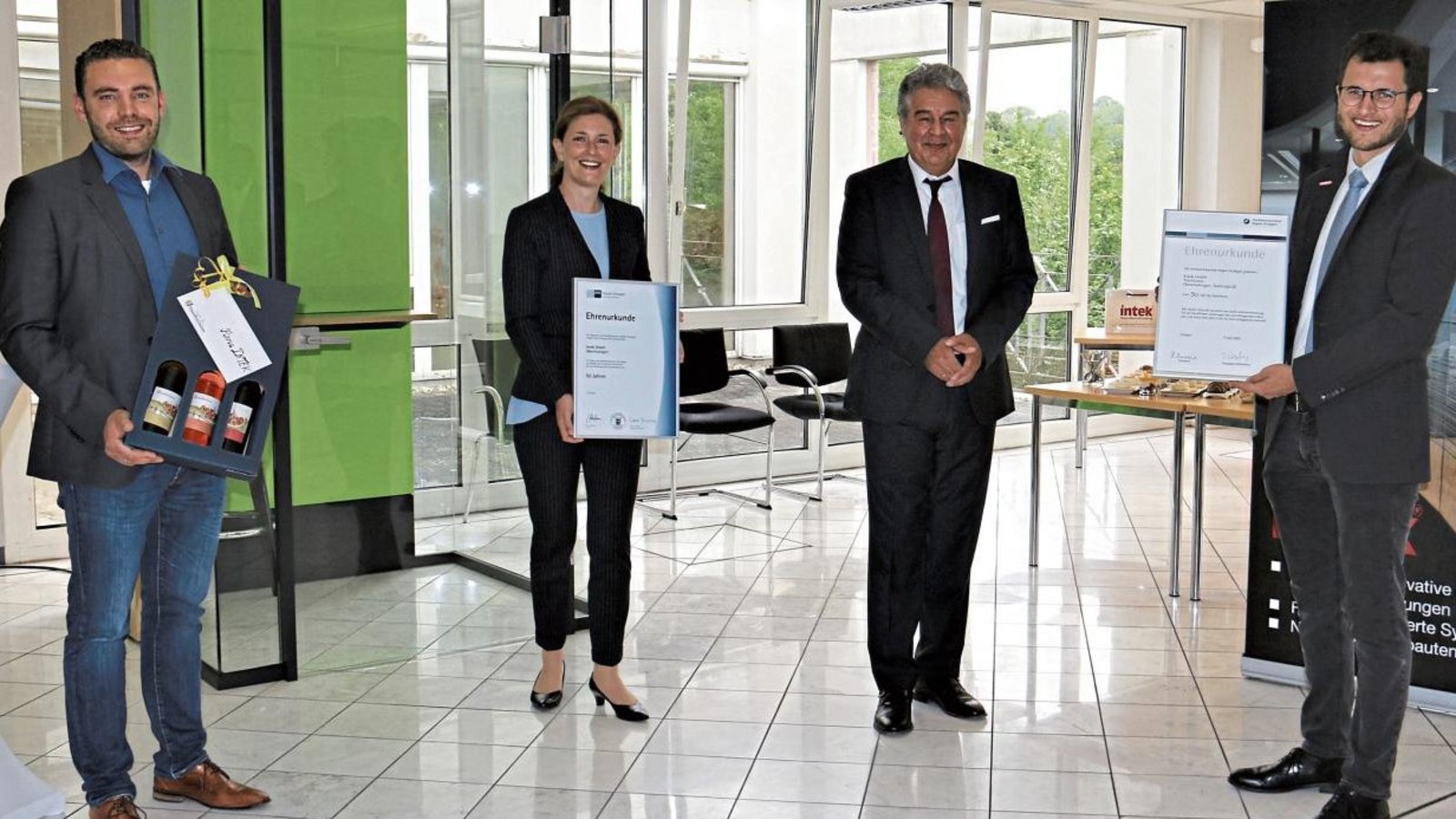 Intek-Geschäftsführer Thomas Vetter (Zweiter von rechts) kann sich zum 50-jährigen Firmenjubiläum über Präsente und Urkunden der Gratulanten freuen, diese sind (von links): Oberriexingens Bürgermeister Frank Wittendorfer; die Leitende Geschäftsführerin der IHK-Bezirkskammer Ludwigsburg, Sigrid Zimmerling und Clemens Frobeen von der Handwerkskammer Region Stuttgart (re.). Foto: sr Intek-Geschäftsführer Thomas Vetter (Zweiter von rechts) kann sich zum 50-jährigen Firmenjubiläum über Präsente und Urkunden der Gratulanten freuen, diese sind (von links): Oberriexingens Bürgermeister Frank Wittendorfer; die Leitende Geschäftsführerin der IHK-Bezirkskammer Ludwigsburg, Sigrid Zimmerling und Clemens Frobeen von der Handwerkskammer Region Stuttgart (re.). Foto: sr