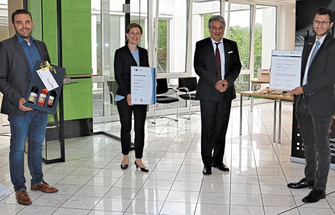 Intek-Geschäftsführer Thomas Vetter (Zweiter von rechts) kann sich zum 50-jährigen Firmenjubiläum über Präsente und Urkunden der Gratulanten freuen, diese sind (von links): Oberriexingens Bürgermeister Frank Wittendorfer; die Leitende Geschäftsführerin der IHK-Bezirkskammer Ludwigsburg, Sigrid Zimmerling und Clemens Frobeen von der Handwerkskammer Region Stuttgart (re.).  Foto: sr
