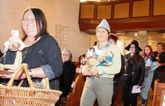 Die Santons werden hereingetragen und erwachen damit zum Leben. Fotos: Gergen