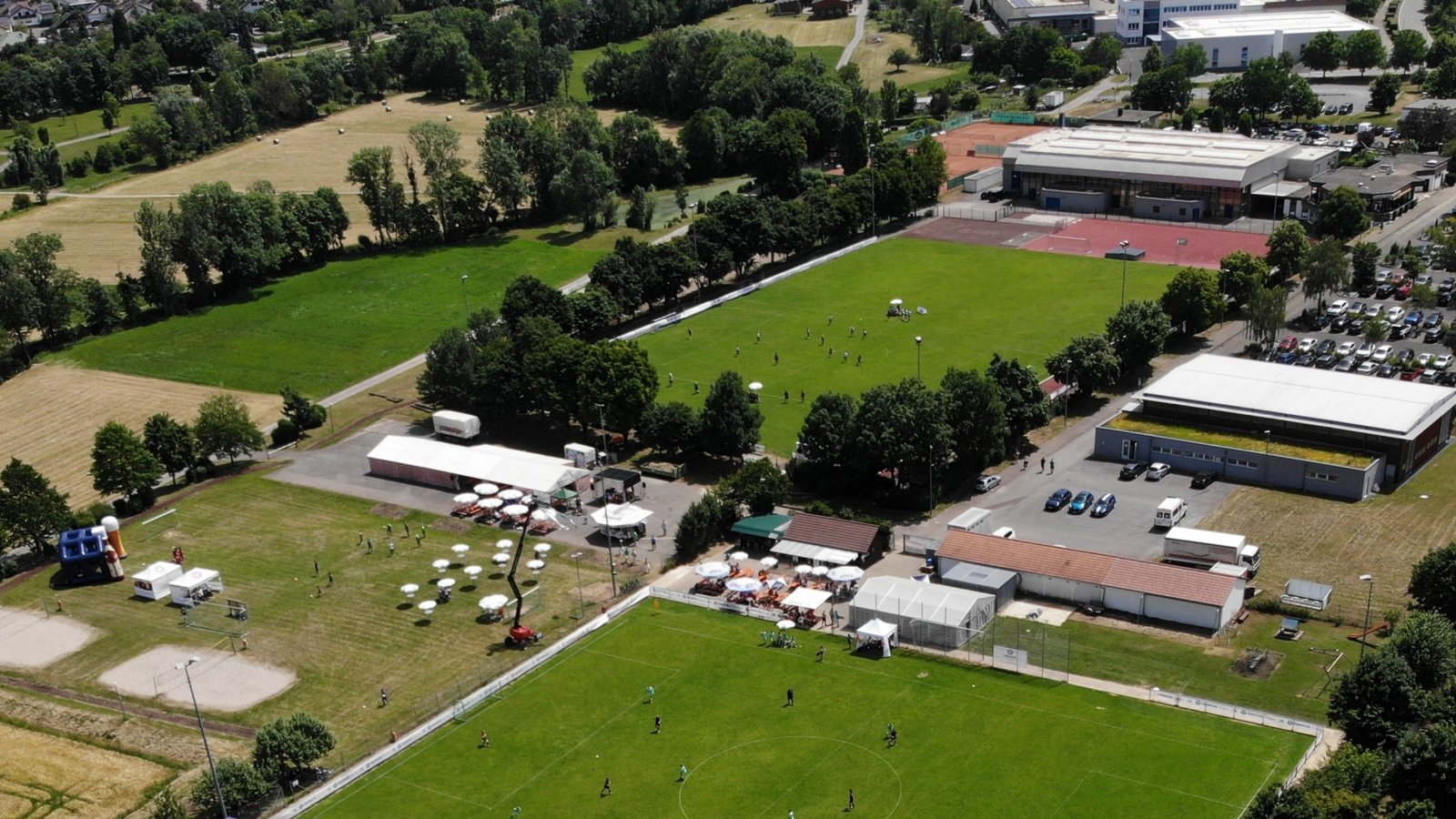 Viel los war beim Vorrundenturnier des Erdinger Meistercups beim VfR Sersheim, bei dem 14 Titelträger der Männer und sieben Meister der Frauen aus den Bezirken Enz/Murr, Hohenlohe, Unterland, Rems/Murr und Böblingen/Calw um ein Ticket für das Finalturnier kämpften. Foto: Küppers