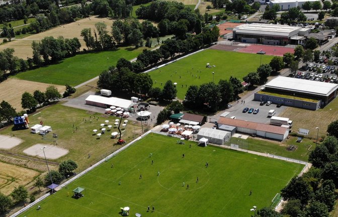 Viel los war beim Vorrundenturnier des Erdinger Meistercups beim VfR Sersheim, bei dem 14 Titelträger der Männer und sieben Meister der Frauen aus den Bezirken Enz/Murr, Hohenlohe, Unterland, Rems/Murr und Böblingen/Calw um ein Ticket für das Finalturnier kämpften. <span class='image-autor'>Foto: Küppers</span>