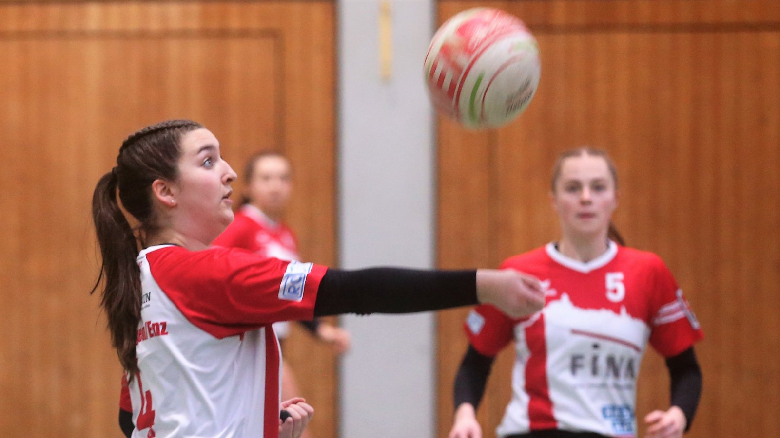 Lisa Knodel (links) vom frischgebackenen Vizemeister TV Vaihingen legt den Ball für die Schlagfrau Ricarda Stübbe auf. Foto: Archiv/Küppers