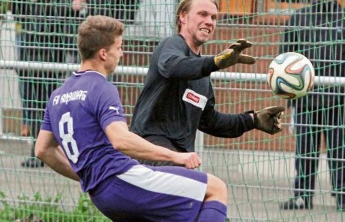 Sascha Wennagel (rechts) arbeitet hauptberuflich als Tennistrainer beim TV Vaihingen. Für Jan Wennagel (links hinten) ist der Sport nur ein Hobby. Er hütet beim Fußball-B-Ligisten VfB Vaihingen seit dieser Saison das Tor.  Fotos: Bürkle (3), Simecek (1)
