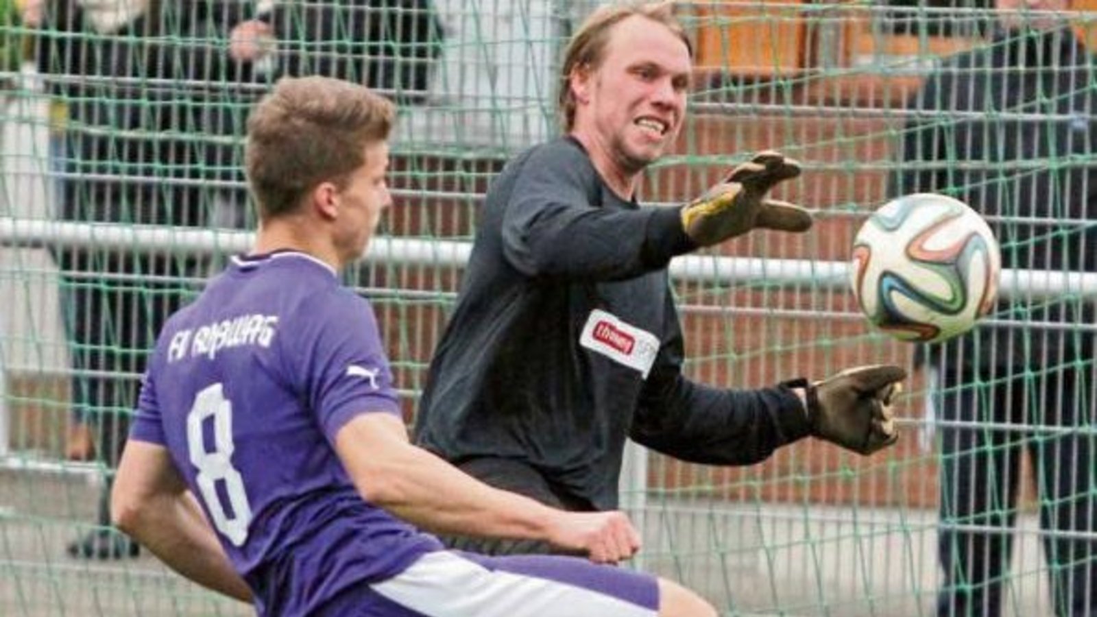 Sascha Wennagel (rechts) arbeitet hauptberuflich als Tennistrainer beim TV Vaihingen. Für Jan Wennagel (links hinten) ist der Sport nur ein Hobby. Er hütet beim Fußball-B-Ligisten VfB Vaihingen seit dieser Saison das Tor. Fotos: Bürkle (3), Simecek (1) Sascha Wennagel (rechts) arbeitet hauptberuflich als Tennistrainer beim TV Vaihingen. Für Jan Wennagel (links hinten) ist der Sport nur ein Hobby. Er hütet beim Fußball-B-Ligisten VfB Vaihingen seit dieser Saison das Tor. Fotos: Bürkle (3), Simecek (1)