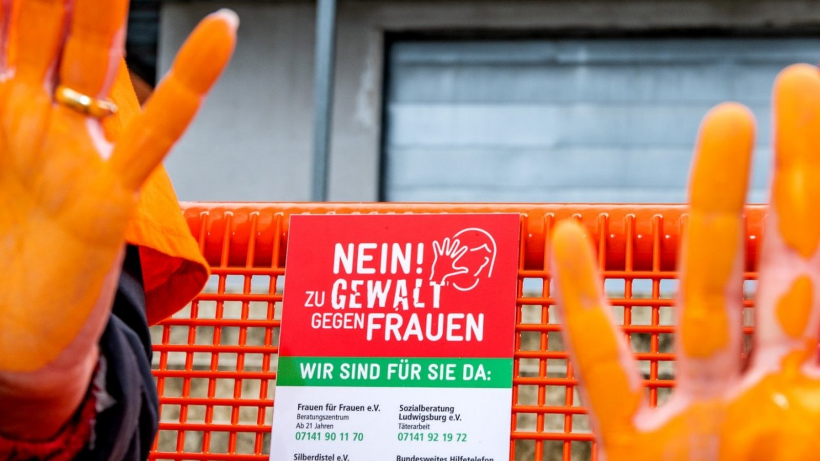 Im Landkreis gibt es die Aktion orangene Bank zum Thema Gewalt gegen Frauen. Foto: LL Im Landkreis gibt es die Aktion orangene Bank zum Thema Gewalt gegen Frauen. Foto: LL