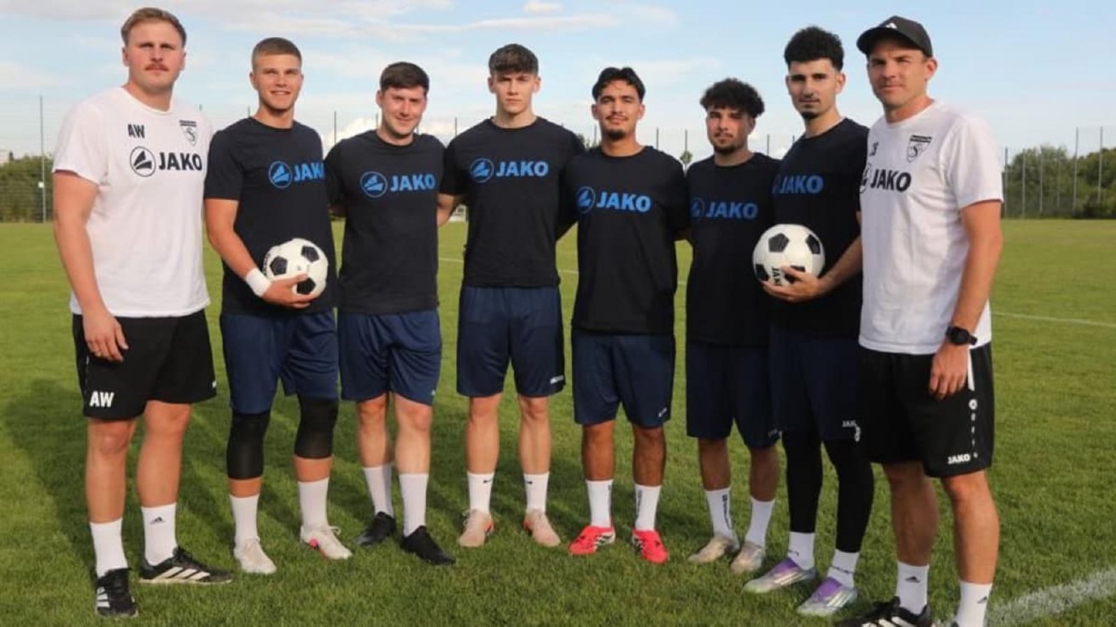 Die Neuzugänge von Fußball-Verbandsligist SKV Rutesheim mit den Trainern (v. li.): Alexander Wellert (Co-Trainer), Luca Pellino, Nick Rudloff, Marlon Herderich, Patrick Scheele, Leon Teller, Zacharias Velvelidis, Christopher Baake (Cheftrainer)Andreas Gorr