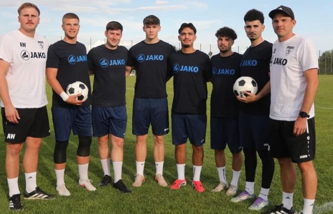 Die Neuzugänge von Fußball-Verbandsligist SKV Rutesheim mit den Trainern (v. li.): Alexander Wellert (Co-Trainer), Luca Pellino, Nick Rudloff, Marlon Herderich, Patrick Scheele, Leon Teller, Zacharias Velvelidis, Christopher Baake (Cheftrainer)<span class='image-autor'>Andreas Gorr</span>