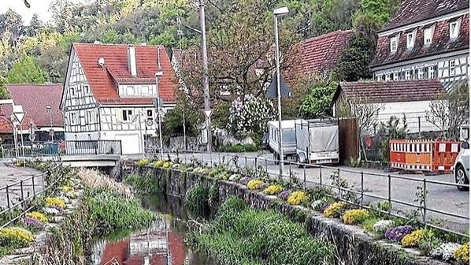 Dorfidylle am Kreuzbach in Aurich mit Geländer und Blümchen. Foto: Rücker