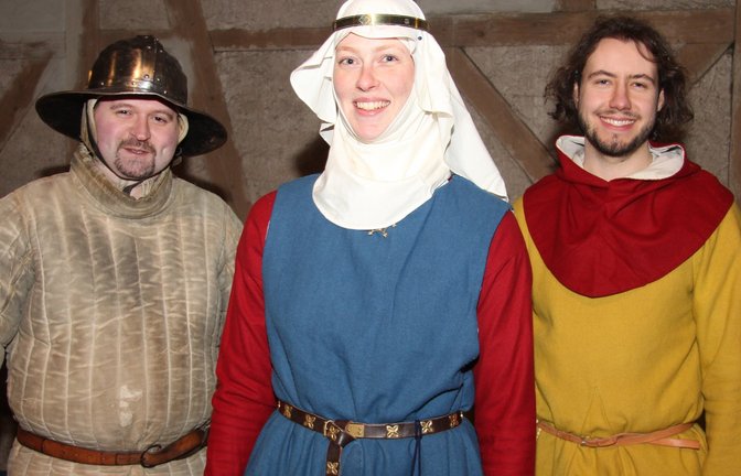 So sahen Menschen des 13. Jahrhunderts aus: Diese Living-History-Gruppe stellt einen gewöhnlichen Fußsoldaten, eine adlige Dame und einen einfachen Handwerker dar.  <span class='image-autor'>Fotos: Banholzer</span>