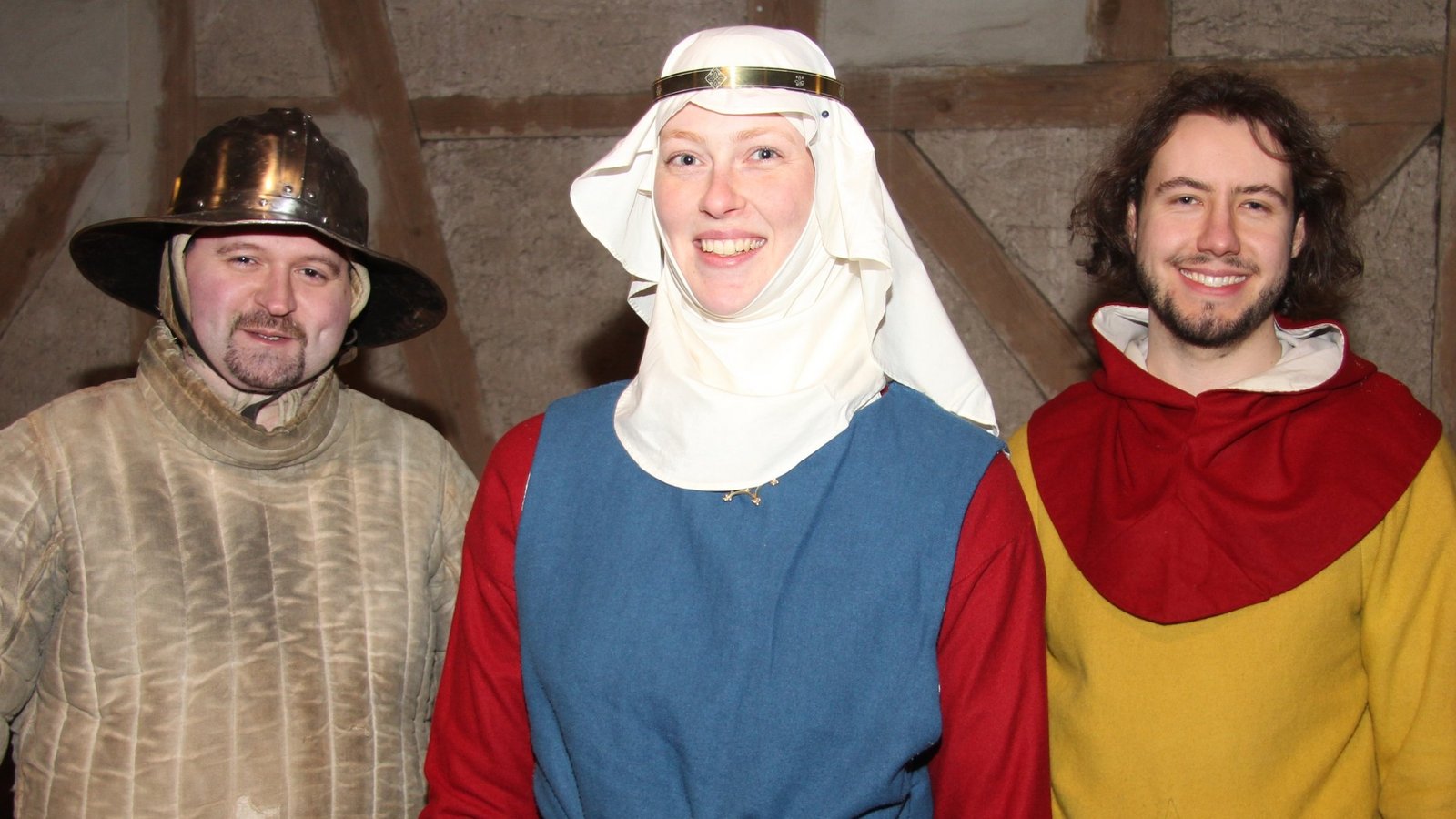 So sahen Menschen des 13. Jahrhunderts aus: Diese Living-History-Gruppe stellt einen gewöhnlichen Fußsoldaten, eine adlige Dame und einen einfachen Handwerker dar.  Fotos: Banholzer
