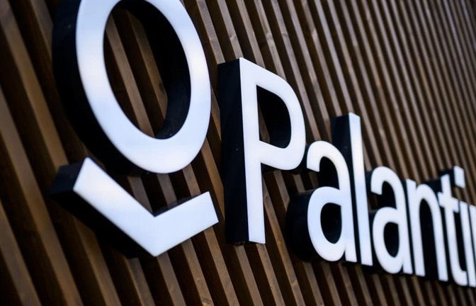 Am Einsatz der Palantir-Software bei der Polizei in Baden-Württemberg scheiden sich die Geister. (Symbolbild)<span class='image-autor'>Gian Ehrenzeller/KEYSTONE/dpa</span>