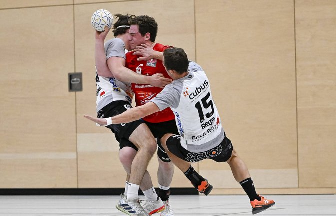 Der Einsatz von HCME-Spieler Jan Fehnl (Mitte) ist noch offen. Er kämpft mit Schulterproblemen. <span class='image-autor'>Foto: Leitner</span>