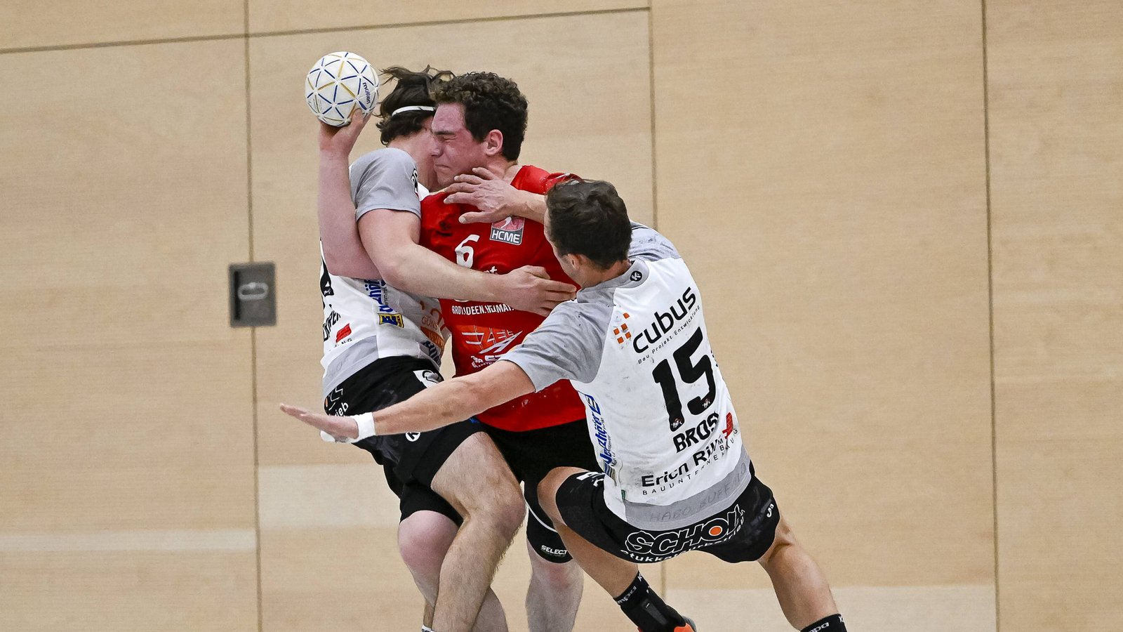 Der Einsatz von HCME-Spieler Jan Fehnl (Mitte) ist noch offen. Er kämpft mit Schulterproblemen. Foto: Leitner